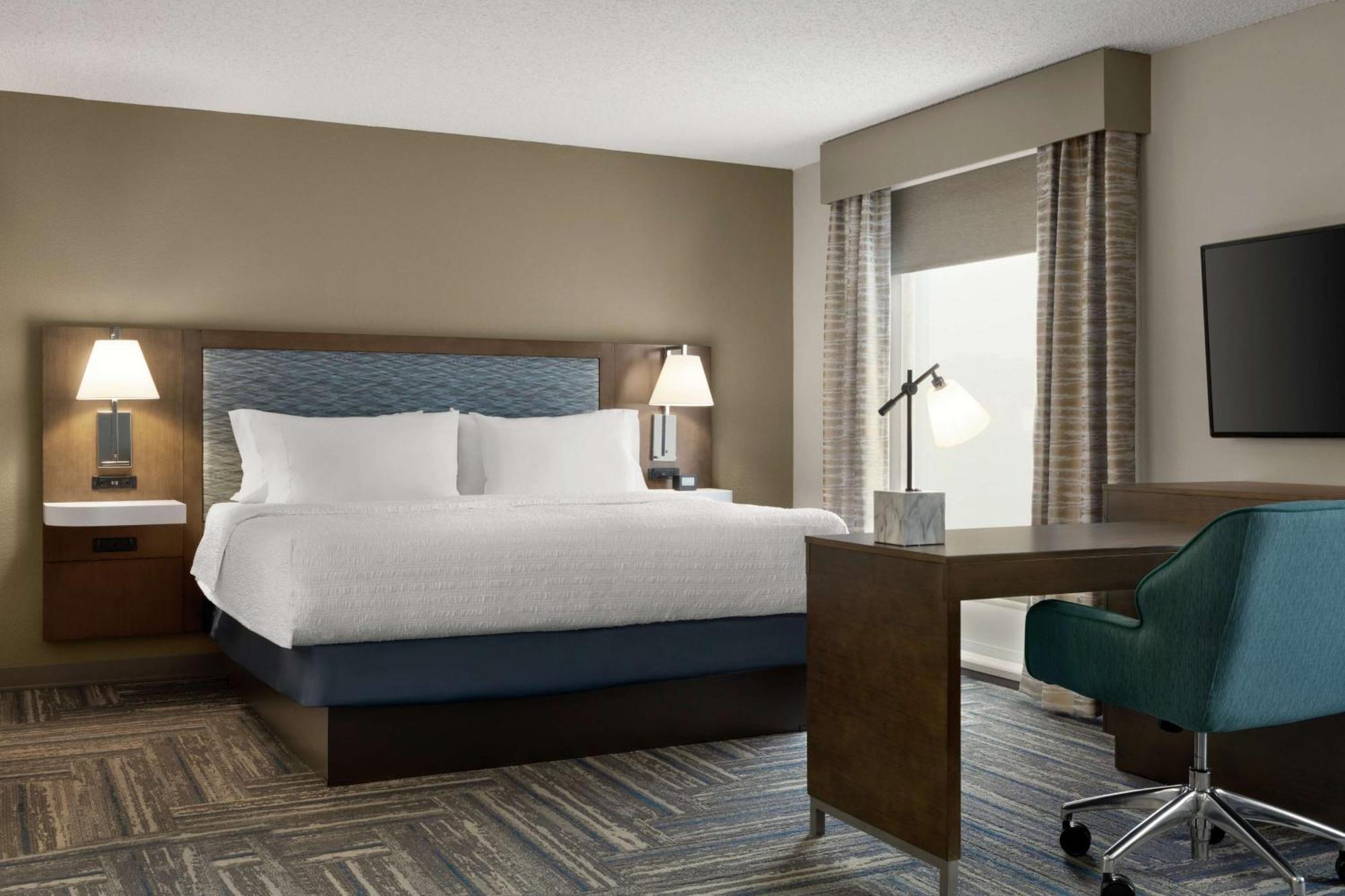 Hampton & Hotel